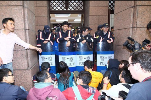 3月23日晚7时40分许，台湾反服贸团体2000多人攻占“行政院”，占据广场及建筑物，部分民众闯入院内。24日零点20分左右，台湾“内政部警政署”集结数千名警力展开强制驱离行动。现场爆发推挤，场面混乱。警方已逮捕23名示威者。