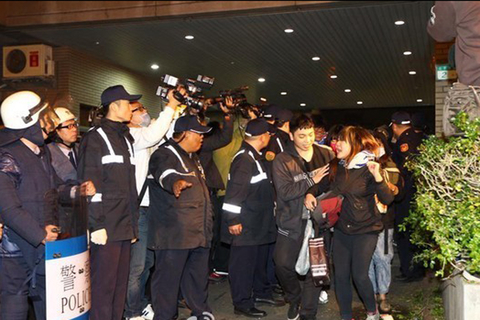 3月23日晚7时40分许，台湾反服贸团体2000多人攻占“行政院”，占据广场及建筑物，部分民众闯入院内。24日零点20分左右，台湾“内政部警政署”集结数千名警力展开强制驱离行动。现场爆发推挤，场面混乱。警方已逮捕23名示威者。