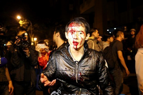 3月23日晚7时40分许，台湾反服贸团体2000多人攻占“行政院”，占据广场及建筑物，部分民众闯入院内。24日零点20分左右，台湾“内政部警政署”集结数千名警力展开强制驱离行动。现场爆发推挤，场面混乱。警方已逮捕23名示威者。