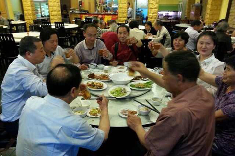 MH370客机上的画家一行。他们参加的书画展名为”中国梦·丹青颂——第四届中国书画名家赴马来西亚作品邀请展“。展览是于3月4日至6日在位于吉隆坡雪兰莪中华大会堂举办的，共展出了100至200幅书画作品，画家们还有在展览期间即兴创作。    戴甜/财新记者