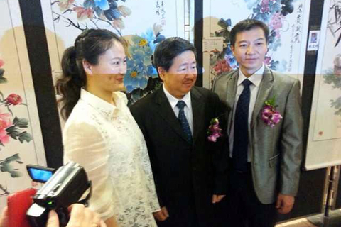 MH370客机上的画家一行。他们参加的书画展名为”中国梦·丹青颂——第四届中国书画名家赴马来西亚作品邀请展“。展览是于3月4日至6日在位于吉隆坡雪兰莪中华大会堂举办的，共展出了100至200幅书画作品，画家们还有在展览期间即兴创作。    戴甜/财新记者