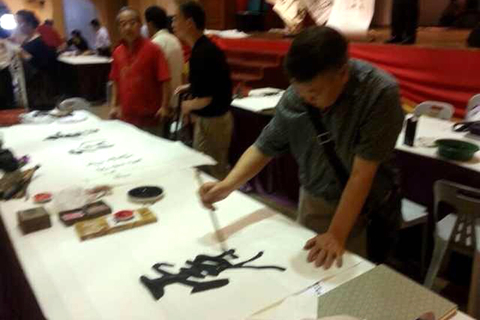 MH370客机上的画家一行。他们参加的书画展名为”中国梦·丹青颂——第四届中国书画名家赴马来西亚作品邀请展“。展览是于3月4日至6日在位于吉隆坡雪兰莪中华大会堂举办的，共展出了100至200幅书画作品，画家们还有在展览期间即兴创作。    戴甜/财新记者