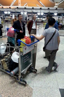 MH370客机上的画家一行。他们参加的书画展名为”中国梦·丹青颂——第四届中国书画名家赴马来西亚作品邀请展“。展览是于3月4日至6日在位于吉隆坡雪兰莪中华大会堂举办的，共展出了100至200幅书画作品，画家们还有在展览期间即兴创作。    戴甜/财新记者