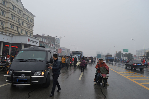 2014年3月24日下午，江苏射阳农村商业银行设在盐城环保产业园的一个网点，遭遇近千群众挤兑现金，经了解，这是由一则该行要“倒闭”的谣言引发的挤兑事件。