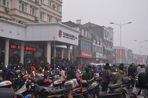 2014年3月24日下午，江苏射阳农村商业银行设在盐城环保产业园的一个网点，遭遇近千群众挤兑现金，经了解，这是由一则该行要“倒闭”的谣言引发的挤兑事件。