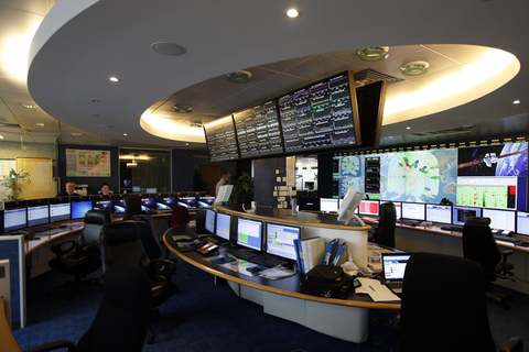 国际海事卫星组织总部位于英国伦敦，1979年成立时性质为非营利性国际组织，目前已成为一家提供全球移动卫星通信服务的公司。国际海事卫星组织副总裁克里斯·麦克洛克林24日向英国媒体解释说，该公司运用多普勒效应理论分析了马航MH370航班向卫星发出的信号，得出飞机落入南印度洋的结论。    王丽莉/新华社