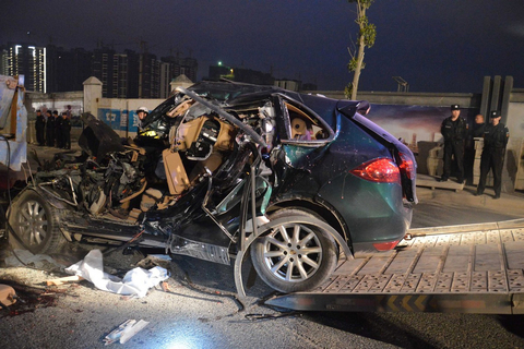 贵阳市北京东路,一辆保时捷卡宴越野车与一辆大货车发生追尾,6人被困