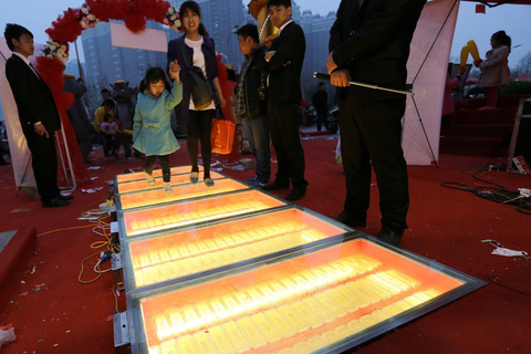 郑州一金店开业 500公斤黄金铺路