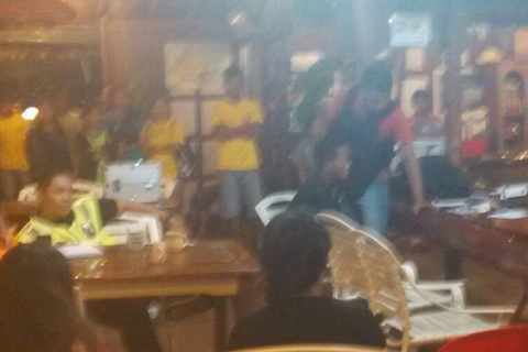 2014年4月2日晚10时许，马来西亚仙本那singamata酒店遭遇一伙武装人员袭击，1名中国上海籍女孩和1名菲律宾籍酒店女员工被劫持。事发后，惊魂未定的游客聚集在酒店大堂。李雪/摄