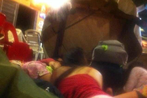 2014年4月2日晚10时许，马来西亚仙本那singamata酒店遭遇一伙武装人员袭击，1名中国上海籍女孩和1名菲律宾籍酒店女员工被劫持。游客在酒店里躲避。李雪/摄