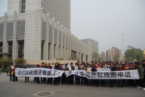 2014年3月31日，济南，平度市20余个村庄的村民向山东省国土资源厅申请公开各村的征地报批材料。