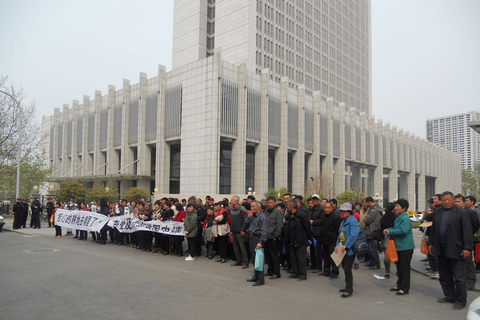 2014年3月31日，济南，平度市20余个村庄的村民向山东省国土资源厅申请公开各村的征地报批材料。