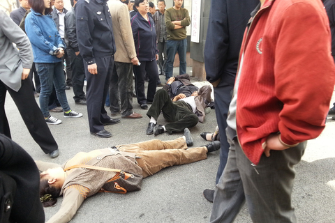 2014年4月2日，山东平度，被打伤的失地农民刘天基向公安局报案。