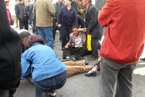 2014年4月2日，山东平度，被打伤的失地农民刘天基向公安局报案。