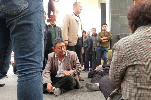 2014年4月2日，山东平度，被打伤的失地农民刘天基向公安局报案。