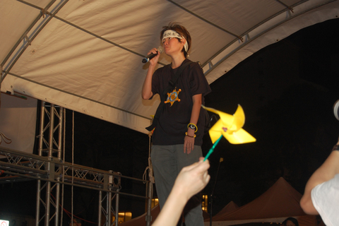 2014年4月10日，在占领“立法院”的第24天，台湾学生将议事槌放回主席台，离开了“议场”。 陈立雄/摄