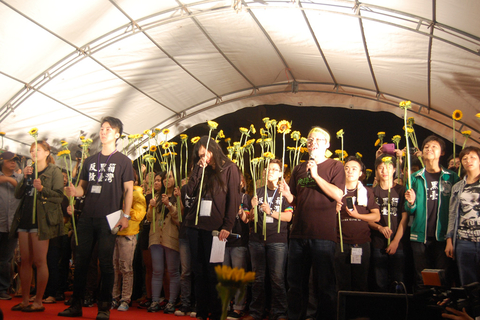 2014年4月10日，在占领“立法院”的第24天，台湾学生将议事槌放回主席台，离开了“议场”。 陈立雄/摄