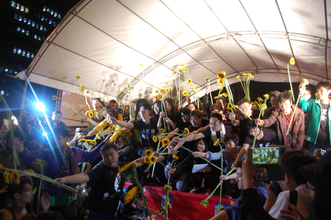 2014年4月10日，在占领“立法院”的第24天，台湾学生将议事槌放回主席台，离开了“议场”。 陈立雄/摄