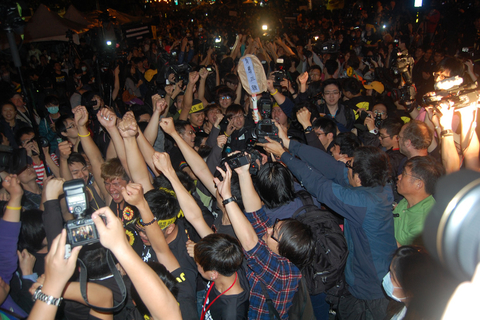 2014年4月10日，在占领“立法院”的第24天，台湾学生将议事槌放回主席台，离开了“议场”。 陈立雄/摄