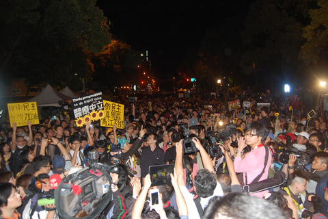 2014年4月10日，在占领“立法院”的第24天，台湾学生将议事槌放回主席台，离开了“议场”。 陈立雄/摄