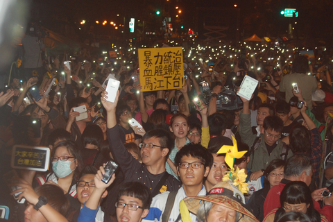 2014年4月10日，在占领“立法院”的第24天，台湾学生将议事槌放回主席台，离开了“议场”。 陈立雄/摄
