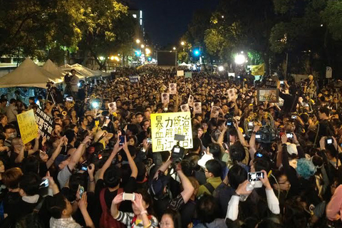 2014年4月10日，在占领“立法院”的第24天，台湾学生将议事槌放回主席台，离开了“议场”。 陈立雄/摄