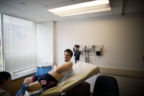 纽约时报Josh Haner的记录在波士顿马拉松爆炸案中失去双腿的受害者重建生活的经历获得特写摄影奖。