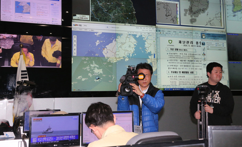 当地时间2014年4月16日，韩国一艘载有约350人的客轮在韩国西南海域沉没。