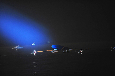 当地时间2014年4月17日，韩国沉船救援事故持续进行中。