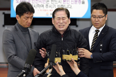 当地时间2014年4月17日，韩国仁川，韩国沉没客轮所属的清海镇船务公司的代表人员出席记者发布会，他鞠躬向大众致歉。
