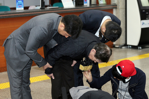 当地时间2014年4月17日，韩国仁川，韩国沉没客轮所属的清海镇船务公司的代表人员出席记者发布会，他鞠躬向大众致歉。