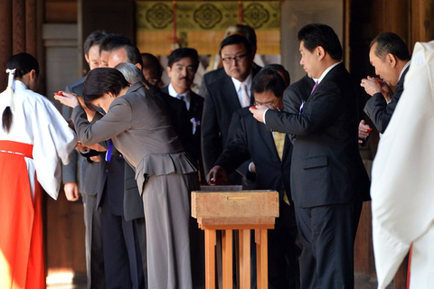 当地时间4月22日，日本东京，约150名日本议员上午刚刚参拜靖国神社。CFP