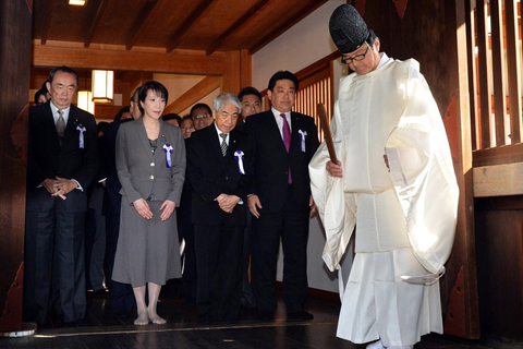 当地时间4月22日，日本东京，约150名日本议员上午刚刚参拜靖国神社。CFP