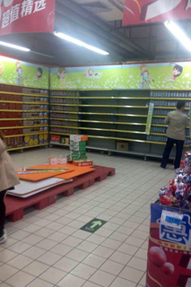 5月9日，江苏靖江，市民在超市抢购饮用水。钱昆/CFP