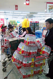 5月9日，江苏靖江市委宣传部官方微博“靖江发布”于当日11时许发布微博通报全市广大市民：因长江水源出现水质异常，全市暂停供水。图为靖江市民在超市里购买饮用水。靖江/CFP