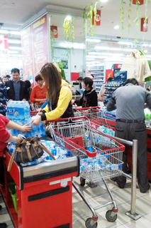 5月9日，江苏省泰州市，靖江市民在超市里购买饮用水。靖江/CFP