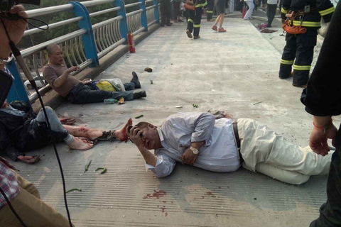 2014年5月12日下午5点左右，四川宜宾城区主干道上，一辆公交车在行驶过程中突然爆燃。