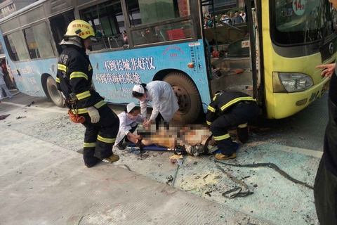 2014年5月12日下午5点左右，四川宜宾城区主干道上，一辆公交车在行驶过程中突然爆燃。