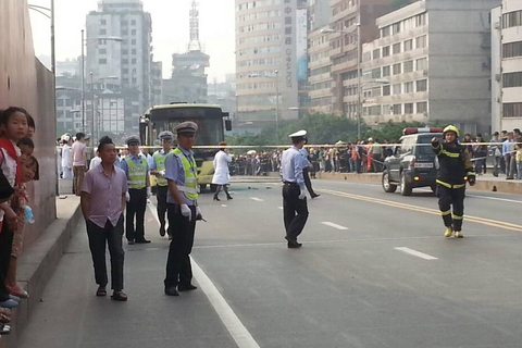 2014年5月12日下午5点左右，四川宜宾城区主干道上，一辆公交车在行驶过程中突然爆燃。