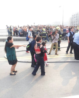 2014年5月12日下午5点左右，四川宜宾城区主干道上，一辆公交车在行驶过程中突然爆燃。 王正元/摄