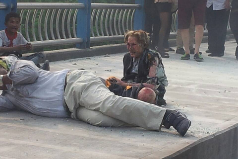 2014年5月12日下午5点左右，四川宜宾城区主干道上，一辆公交车在行驶过程中突然爆燃。王正元/摄