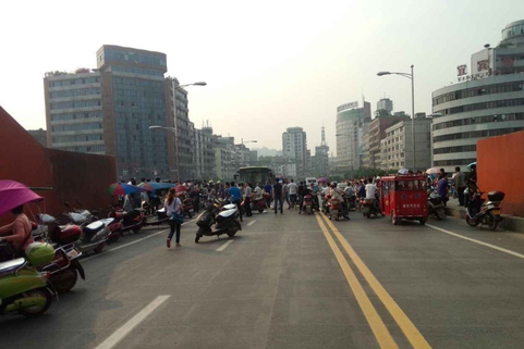 2014年5月12日下午5点左右，四川宜宾城区主干道上，一辆公交车在行驶过程中突然爆燃。