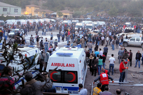 当地时间2014年5月13日，土耳其马尼萨省索玛地区，一个煤矿发生爆炸事故，目前已造成至少157人丧生。图为医疗人员和矿工的亲友等候在医院外。东方IC 