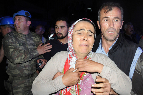 当地时间2014年5月13日，土耳其马尼萨省索玛地区，一个煤矿发生爆炸事故，目前已造成至少157人丧生。图为家属聚集在煤矿附近。东方IC 