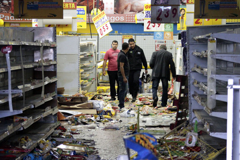 巴西累西腓警察罢工 超市遭暴徒抢劫