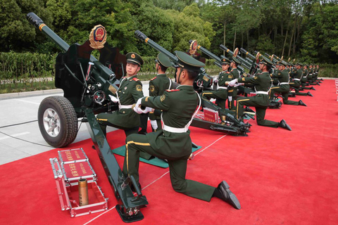 中国礼炮部队首次在北京外鸣放礼炮