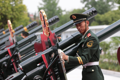 中国礼炮部队首次在北京外鸣放礼炮