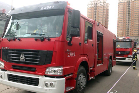 5月22日下午4点多，兰州火车站发现疑似爆炸物，当地武警、公安及消防正在现场处置，目前火车站广场已全部警戒。    图片来源@记者马骏