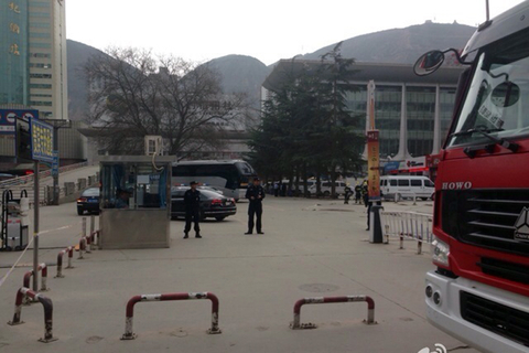 5月22日下午4点多，兰州火车站发现疑似爆炸物，当地武警、公安及消防正在现场处置，目前火车站广场已全部警戒。    图片来源@记者马骏