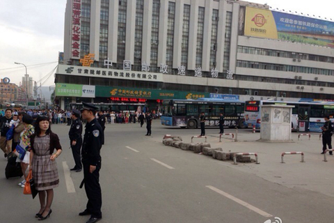 5月22日下午4点多，兰州火车站发现疑似爆炸物，当地武警、公安及消防正在现场处置，目前火车站广场已全部警戒。    图片来源@记者马骏